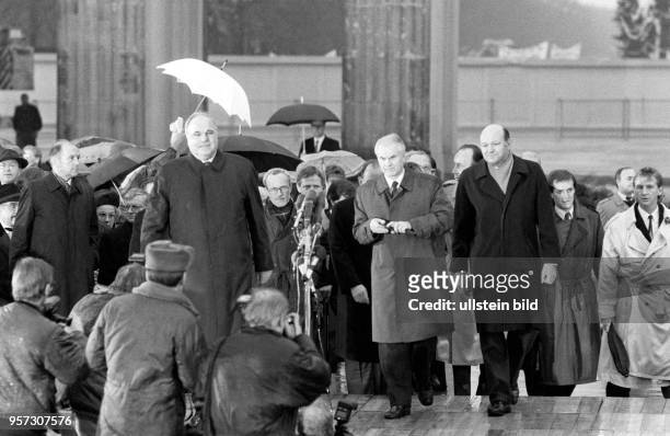 Am wird in Anwesenheit von DDR-Außenminister Oskar Fischer, Bundeskanzler Dr. Helmut Kohl, DDR-Ministerpräsident Hans Modrow und dem Regierenden...