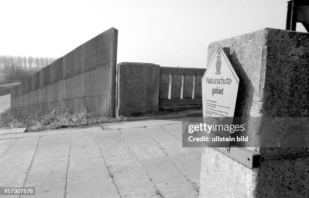 Ein Schild mit der Aufschrift "Naturschutzgebiet" ist an einem Betonpfeiler an den Sperranlagen der innerdeutschen Grenze bei Oebisfelde zwischen...