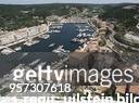 Bonifacio am südlichsten Zipfel der französischen Mittelmeerinsel: Von den über 70 Meter hohen Felsen geht der Blick auf den Hafen der alten...