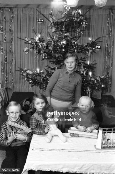 Eine junge Mutter von drei Kindern gewährt am in der Wohnung in Helbra dem Fotografen Einblick in ihren Alltag. Die Kinder präsentieren ihre...