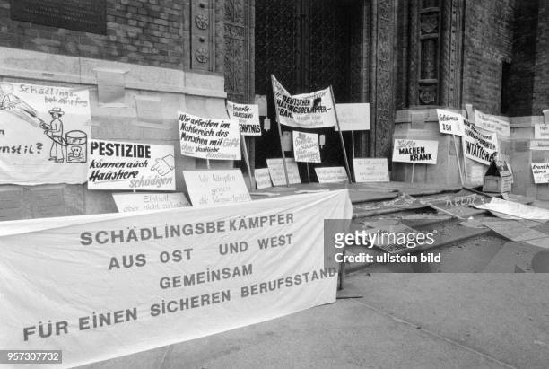 Verwaiste Protestschilder und -Transparente der Schädlingsbekämpfer aus Ost und West vor dem Roten Rathaus in Berlin-Mitte, aufgenommen am . Von den...