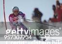 Die Italienerin Deborah Compagnoni umfährt am im Riesenslalom-Wettbewerb bei der alpinen Ski-Weltmeisterschaft im italienischen Sestriere ein Tor. .