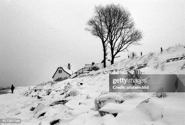 Verschneite Küste unterhalb vom Grenzweg in Ahresnhoop an der Ostsee, aufgenommen im Januar 1985.Auch in den Wintermoaten gehört das zwischen Meer...