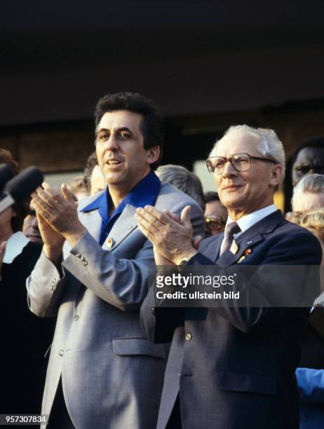 Erich Honecker wird auf dem X. Parteitag der SED im April 1981 von 2700 Delegierten einstimmig als Generalsekretär des ZK der SED bestätigt, links...