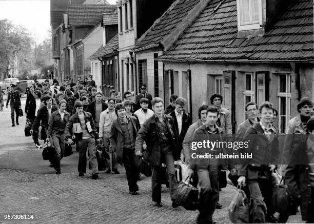 Ankunft der Soldaten in der Unteroffiziersschule der Grenztruppen der DDR "Egon Schultz" in Perleberg, aufgenommen 1978.