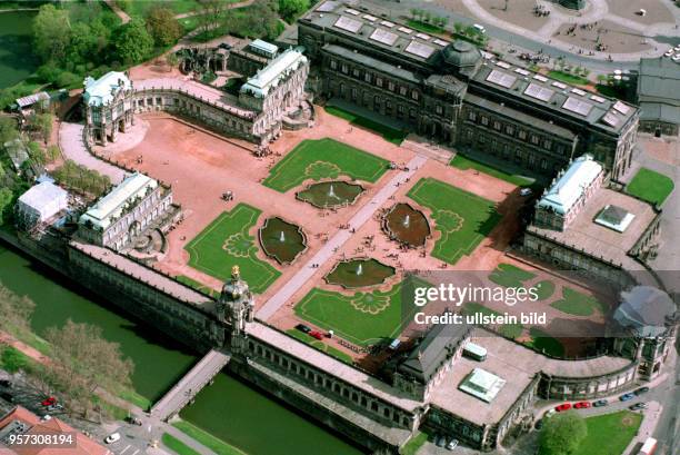 Blick auf den Zwinger in Dresden, aufgenommen im Jahr 1999. Aus der Vogelperspektive zeigt sich besonders eindrucksvoll das Symmetrieempfinden des...