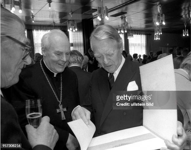 Bischof Horst Gienke und Berthold Beitz, Vorsitzender des Aufsichtsrates der Friedrich Krupp AG, unterhalten sich nach dem Festgottesdienst zur...