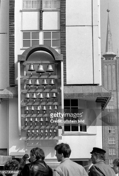 Rostock / 1986 / Fuenf-Giebel-Haus am Rostocker Uni-Platz / 32 Bronzeglocken werden kuenftig bei besonderen Anlaessen von der Wand des...