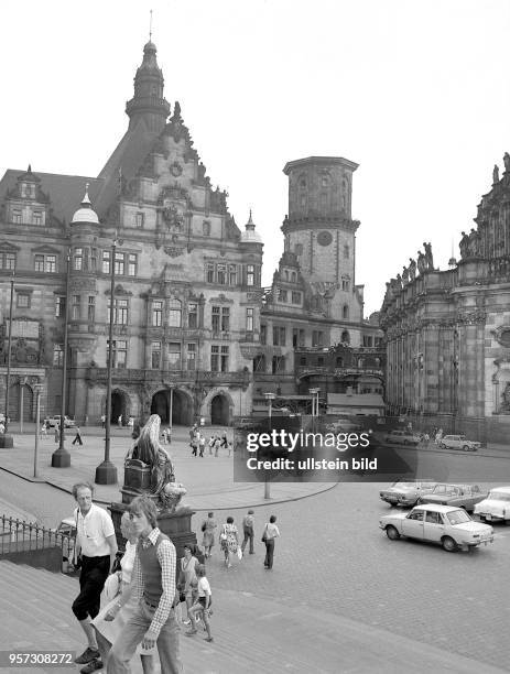 Blick vom Anfang der 70er-Jahre auf den Schlossplatz in Dresden von der Brühlschen Terrasse. Noch sind Schloss und Hausmannsturm für weitere 20 Jahre...