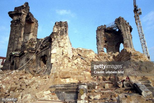 Blick auf die Trümmerberge rund um den bereits freigelegten Eingang "C" an der Ruine der Frauenkirche in Dresden während der Sicherungsarbeiten und...
