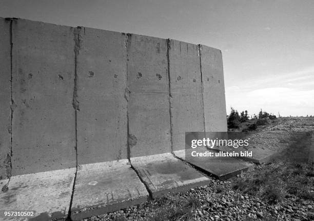 Betonsegmente der Mauer der einstigen innerdeutschen Grenze auf dem Gipfel des Brocken im Harz, aufgenommen im Februar 1993. Auch Jahre nach der...