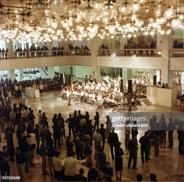 Jugendliche stehen im Foyer des Ostberliner Palastes der Republik anläßlich des XI. Parlaments der FDJ, fotografiert im Juni 1981.