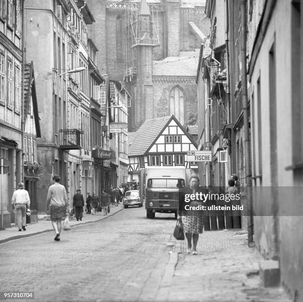 Blick durch eine Gasse in der Altstadt von Stolberg im Harz in Richtung Martinikirche, aufgenommen im Juni 1972.