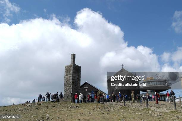 Besucher auf der Spitze der Schneekoppe, dem mit 1602 Meter höchsten Gipfel des Riesengebirges, aufgenommen am . Auf der polnischen Seite der...