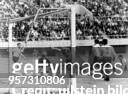Fussball: DDR Rumänien 1:1 - Spielszene: Torwart Dateu und ein Verteidiger springen im Strafraum zum Ball, links Jürgen Nöldner