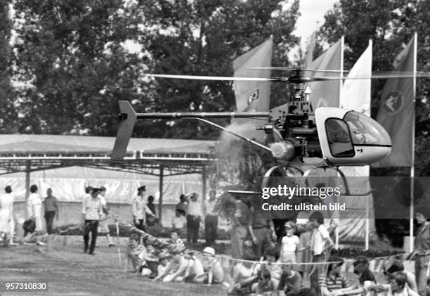 Jugendliche zeigen in der Disziplin Modellbau auf der 4. Wehrspartakiade der GST in Erfurt ihr Können, aufgenommen im Juli 1981.