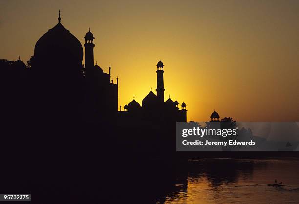 skyline silhouette of taj mahal, agra, india at the sunset - mosque silhouette stock pictures, royalty-free photos & images