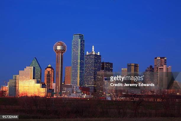 skyline von dallas, texas - reunion tower stock-fotos und bilder