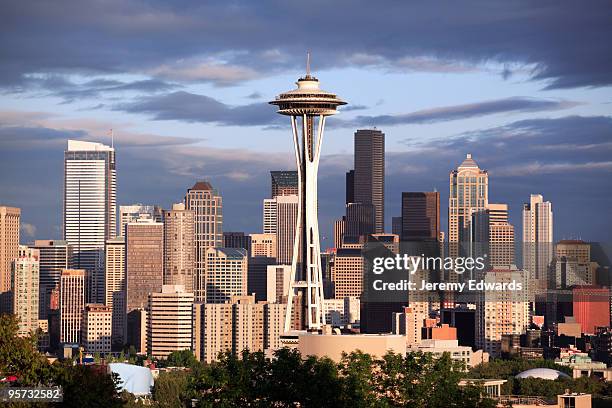 cityscape with the space needle in seattle washington - space needle stock pictures, royalty-free photos & images