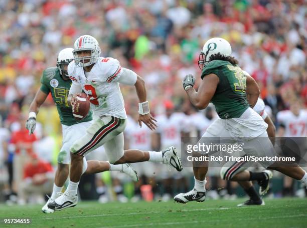 Terrelle Pryor of the Ohio State Buckeyes scrambles against the Oregon Ducks in the 96th Rose Bowl played on January 1, 2010 in Pasadena, California....