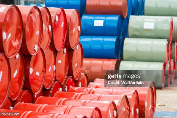 stacked metal barrels - tamburo steel drum foto e immagini stock