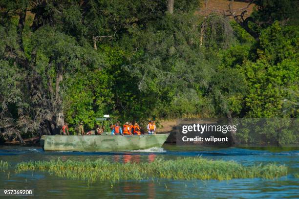anti-wilderei einheit auf dem chobe fluss patrouillen - chobe nationalpark stock-fotos und bilder