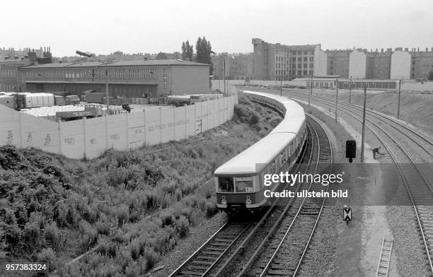 Im Mai 1990 steht die Berliner Mauer zwar noch, aber sie ist seit dem November 1989 eigentlich Geschichte. Zwischen den Bezirken Prenzlauer Berg und...