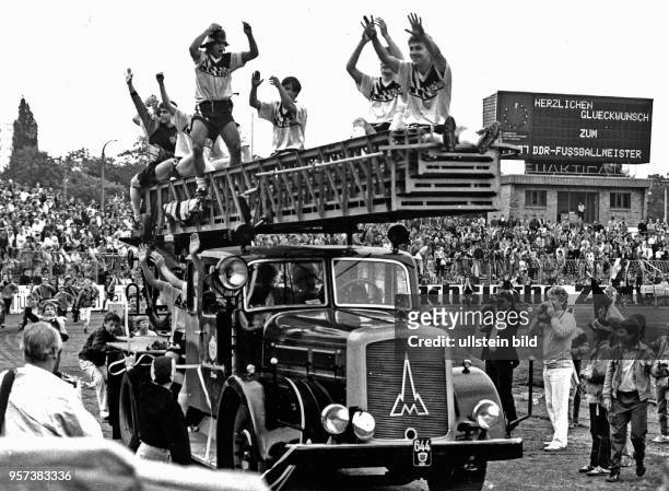 Die Spieler von Dynamo Dresden feiern am im heimischen Dynamo-Stadion mit tausenden Fans den überlegen gewonnenen DDR-Fußballmeistertitel - der...