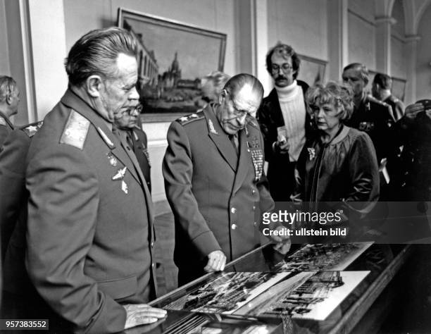 Eine UdSSR-Militärdelegation unter Leitung von Dmitri Ustinov, Verteidigungsminister und Marschall der Sowjetunion, besucht im April 1983 die...