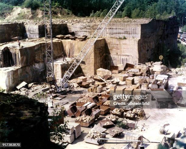 Arbeiter des VEB Elbenaturstein Dresden betätigen sich im Sandsteinbruch Mühlleithe bei Lohmen in der Sächsischen Schweiz, aufgenommen 1983. Von hier...