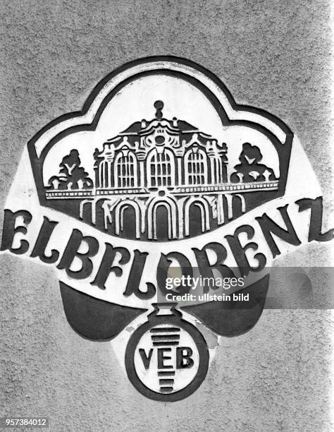 Das am in Dresden aufgenommen Foto zeigt das Betriebslogo der Schokoladenfabrik VEB Elbflorenz. West-Schokolade ist jetzt gefragt, so dass die Fabrik...