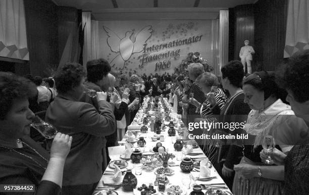 Frau trinken auf einen Tost während der zentralen Frauentags-Feier der DDR in Berlin, aufgenommen am . An einem Tisch mit verdienstvollen Frauen hat...