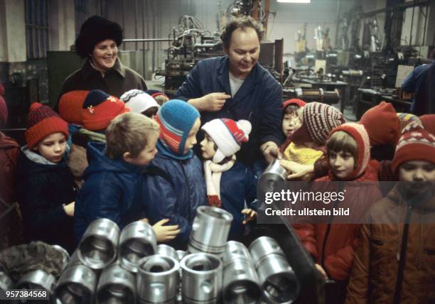 Mädchen und Jungen einer Schulklassen besuchen die Arbeiter im VEB Druckguss- und Kolbenwerke Harzgerode, aufgenommen im Januar 1986. Bei solchen...