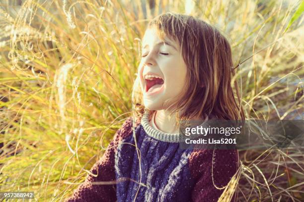 grassy porträt - child singing stock-fotos und bilder