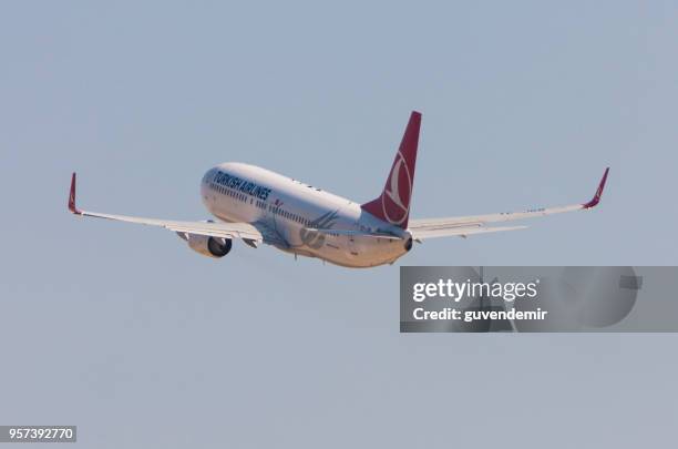turkish airlines boeing 737 ausziehen - blickwinkel vom autorücksitz stock-fotos und bilder