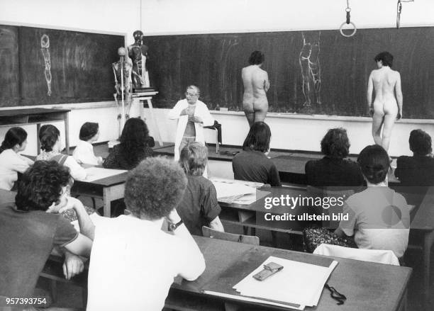 Bei einer Vorlesung zum Thema Akt an der Akademie für Bildende Kunst Dresden Prof.Dr. Gottfried Bammes und Studenten, aufgenommen 1982. Bammes galt...
