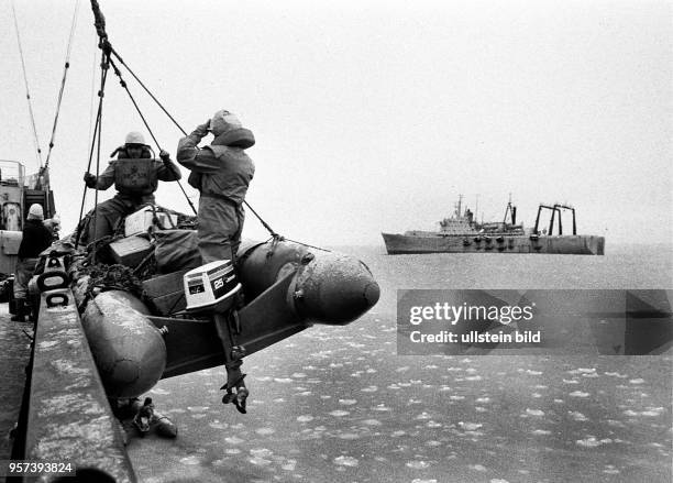 Rostock / Fischfang / Hochseefischerei / Februar 1977 / Post aus der Heimat und frischen Proviant hat das Kuehl-und Transportschiff "Evershagen" zum...