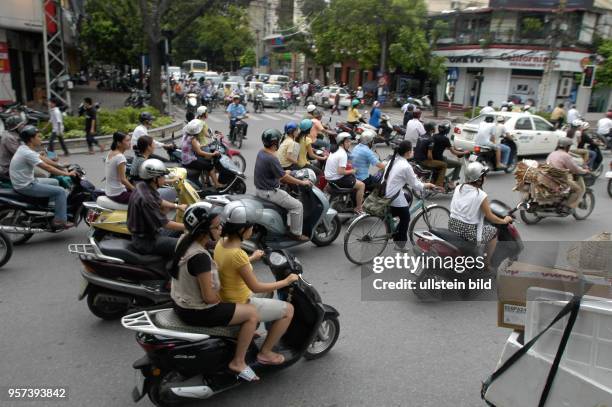 Mopedfahrer bestimmen das Straßenbild in der Altstadt von Hanoi, der Hauptstadt der Sozialistischen Republik Vietnam, aufgenommen im Oktober 2008....