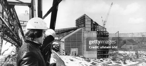 Blick auf die neue Bergbau- und Aufbereitungsanlage in Altenberg, aufgenommen 1978, im Hintergrund die Binge. Im VEB Zinnerz Altenberg wird die...