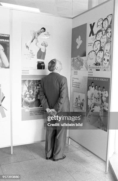 Kurt Hager, Mitglied des Politbüros und Sekretär des ZK der SED betrachtete Grafiken im Rahmen einer Ausstellung des Verband Bildender Künstler der...