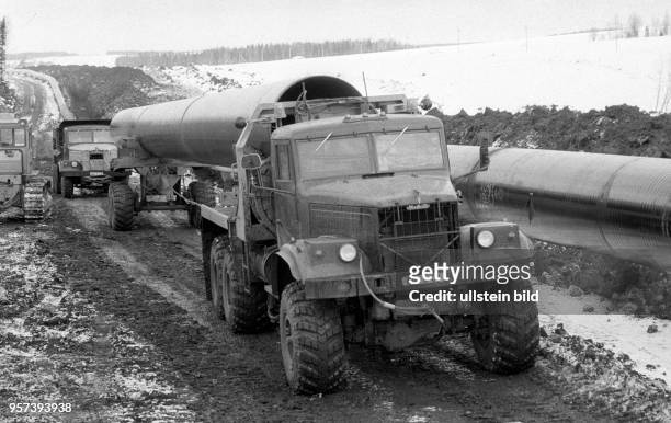 Schwere LKW transportieren 1986 in der Sowjetunion im Gebiet Perm im Ural die Rohre auf der Baustelle der Erdgastrasse aus Russland nach Westeuropa....