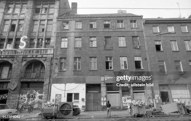 Das Kunsthaus "Tacheles" und angrenzende Altbauten an der Oranienburger Straße in Ostberlin, aufgenommen im Sommer 1990. Der historische...