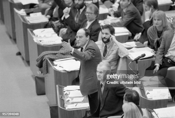 Zwischenruf des Vorsitzenden der SED-PDS, Gregor Gysi während einer Tagung der DDR-Volkskammer im Februar 1990 im Palast der Republik. Neben ihm...