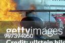 Feuerwehrmann löscht das brennende Triebwerk eines Flugzeuges bei einer Katastrophenschutzübung Flughafen Leipzig