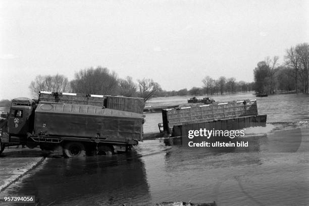 Pioniere verlegen eine Pontonbrücke - Militärbeobachter aus 23 KSZE-Signatarstaaten beobachten im April 1988 die Übung "Drushba 88" im Raum Magdeburg.