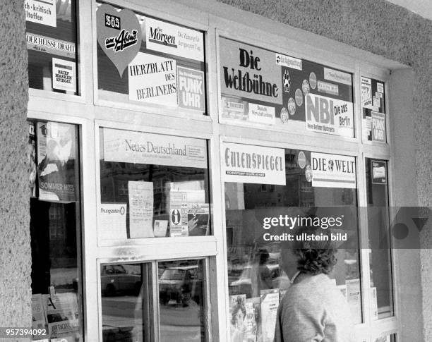 Ein Zeitungsgeschäft im Ostberliner Stadtbezirk Prenzlauer Berg, aufgenommen im April 1990. Neben den traditionellen Titeln aus dem Osten kommen...