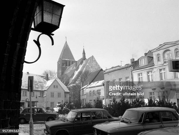 Blick über den Marktplatz auf die St. Marienkirche in Grimmen, aufgenommen im Januar 1986. Die Marienkirche ist das älteste Bauwerk der Stadt, der...