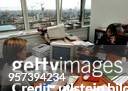 Modernes Büro mit Computerarbeitsplätzen im Bürohochhaus des Unternehmens debis am Potsdamer Platz in Berlin. Durch die Fenster geht der Blick auf...