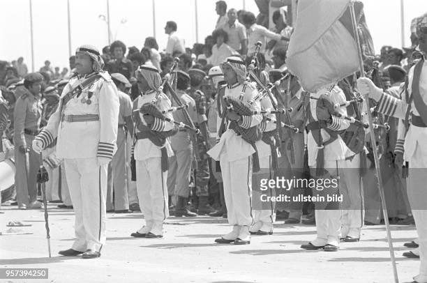 Soldaten der libyschen Streitkräfte und Dudelsack-Spieler bei einer Militärparade in Bengasi im September 1979 anlässlich des 10. Jahrestages des...