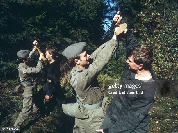 Nahkampfausbildung von Offizieren im Gelände an der Offiziershochschule der Grenztruppen der DDR "Rosa Luxemburg" in Suhl, undatiertes Foto vom...